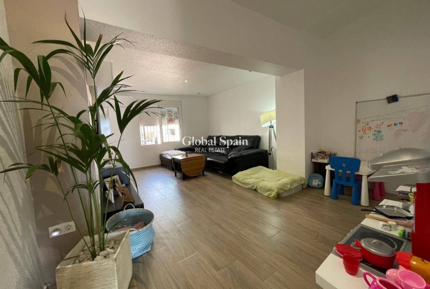 Resale - HOUSE -
PILAR DE LA HORADADA - Zona Pueblo
