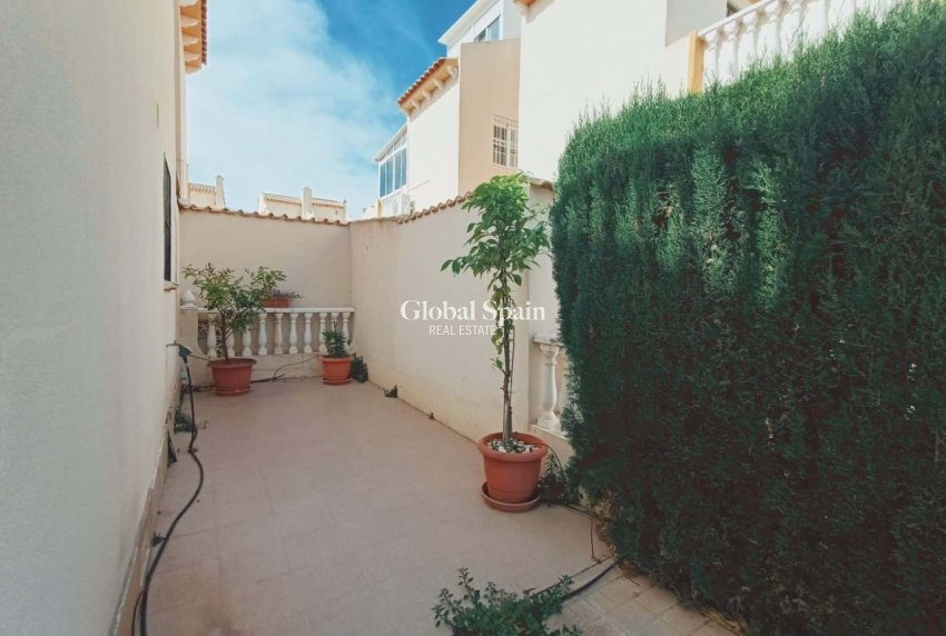 Resale - HOUSE -
PLAYA FLAMENCA - Costa Blanca