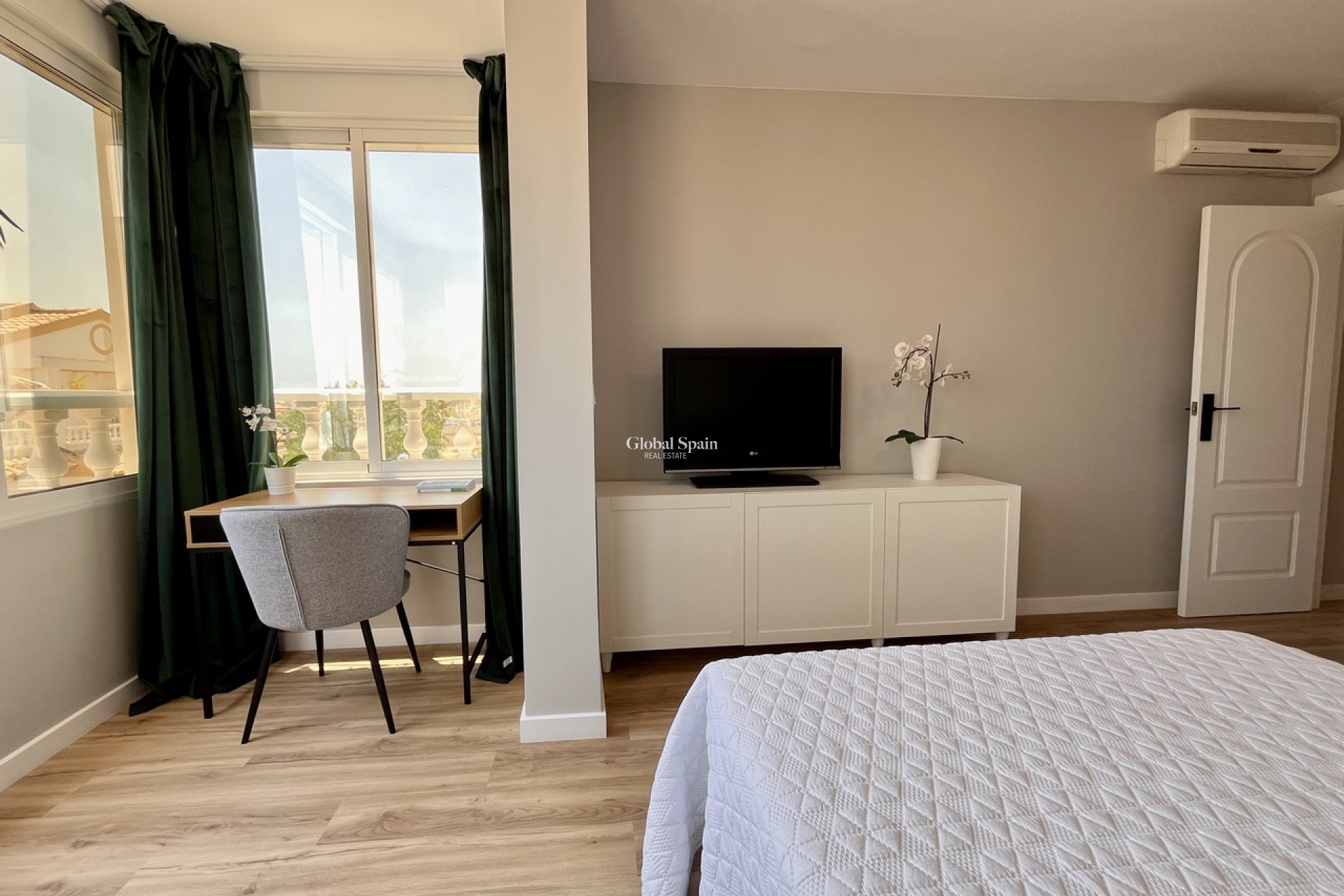 Resale - HOUSE -
PLAYA FLAMENCA - Costa Blanca