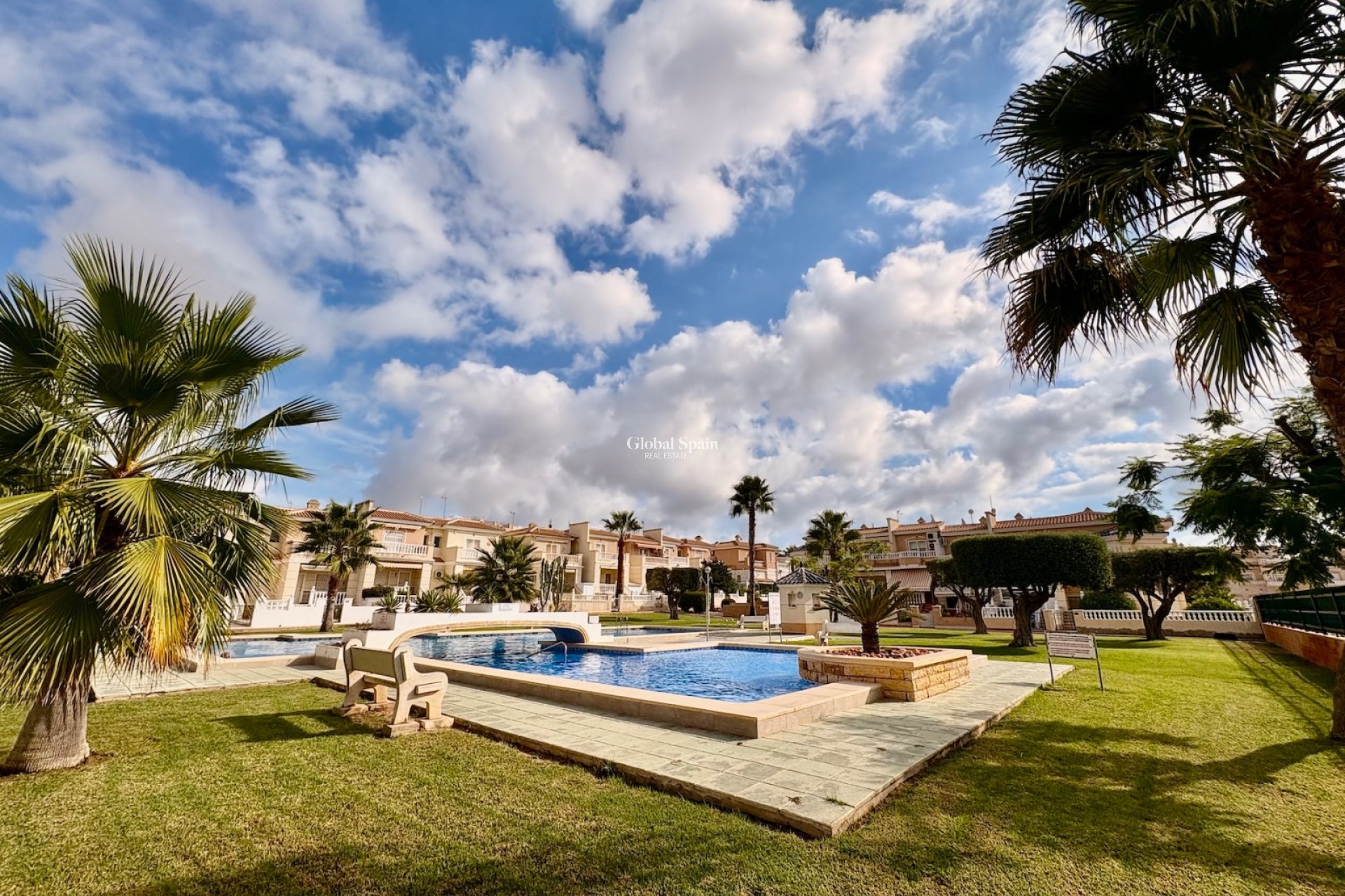 Resale - HOUSE -
ROJALES - Inland