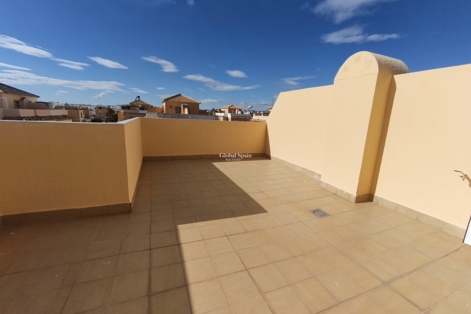 Resale - HOUSE -
ROJALES - Inland