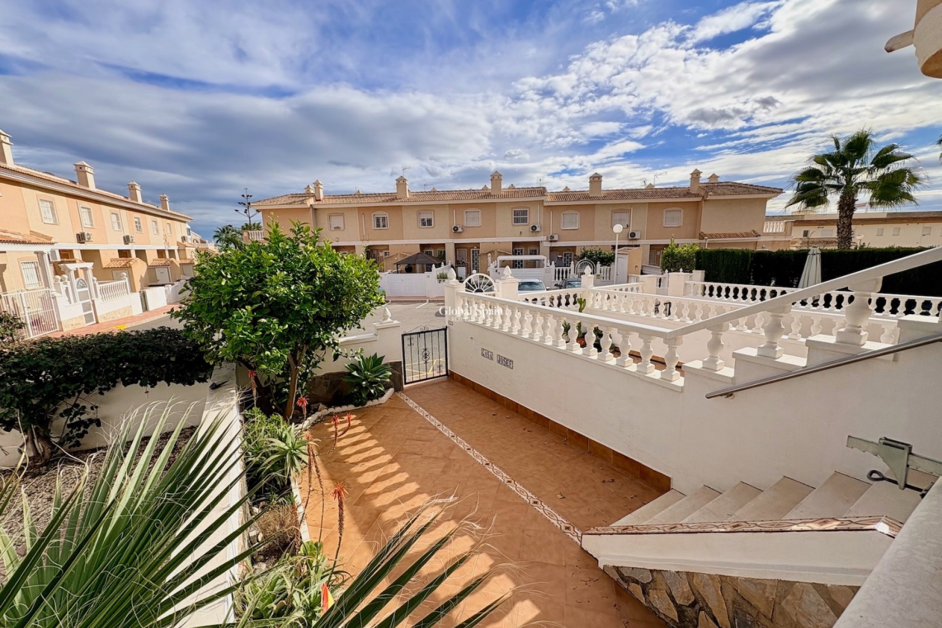 Resale - HOUSE -
ROJALES - Inland