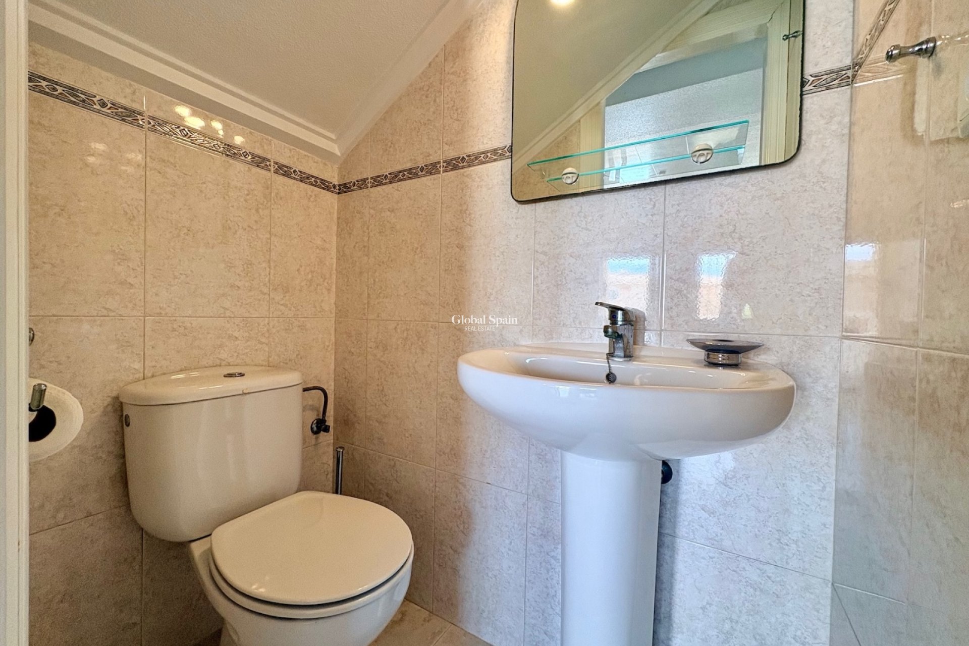 Resale - HOUSE -
ROJALES - Inland