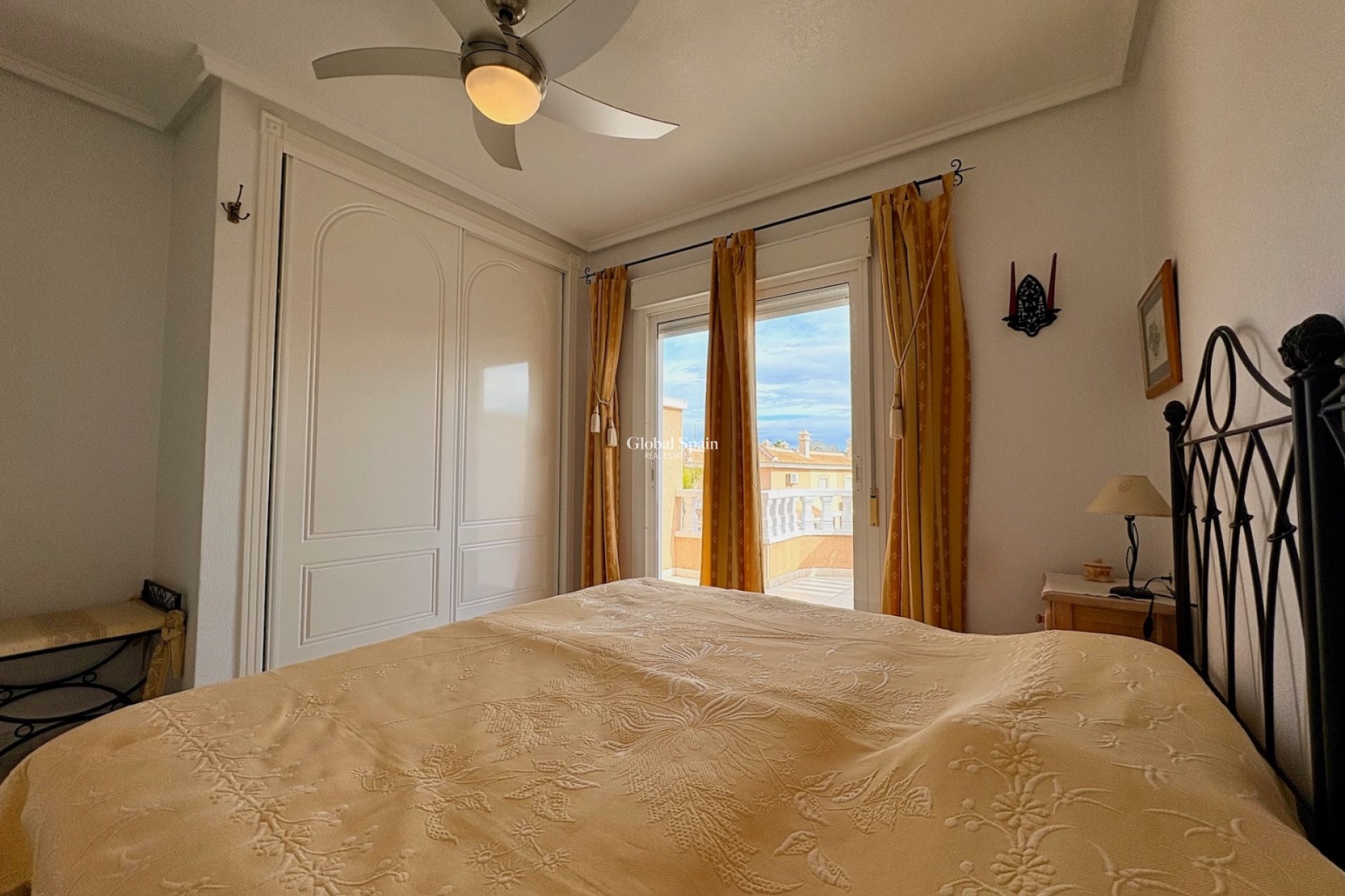 Resale - HOUSE -
ROJALES - Inland