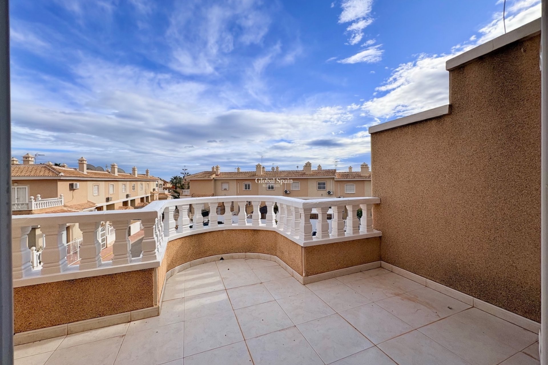 Resale - HOUSE -
ROJALES - Inland