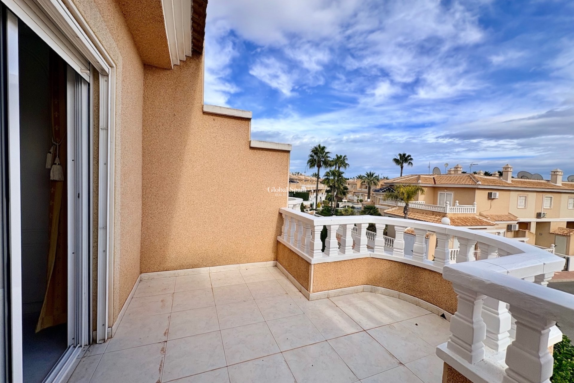 Resale - HOUSE -
ROJALES - Inland