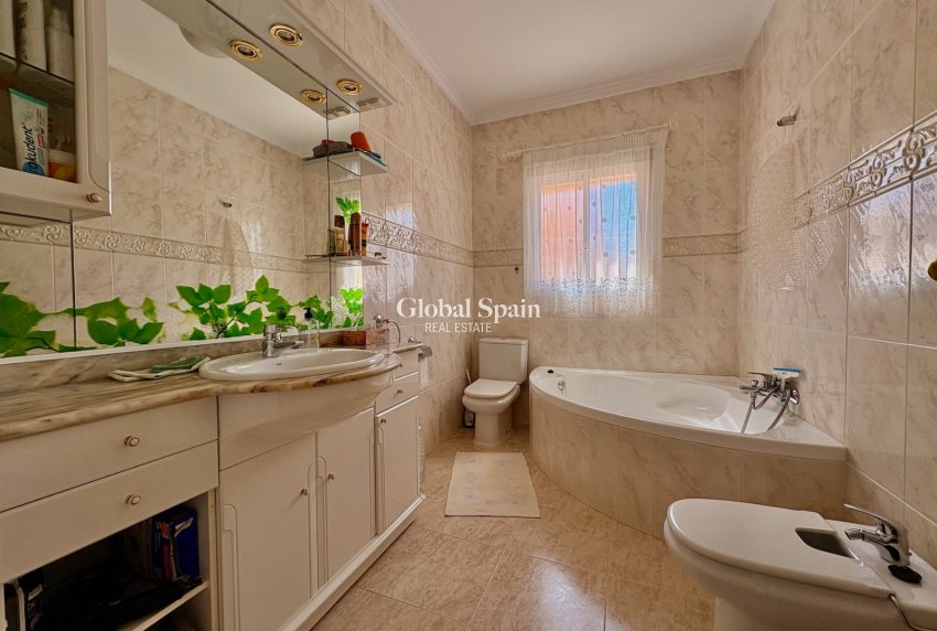 Resale - HOUSE -
ROJALES - Inland