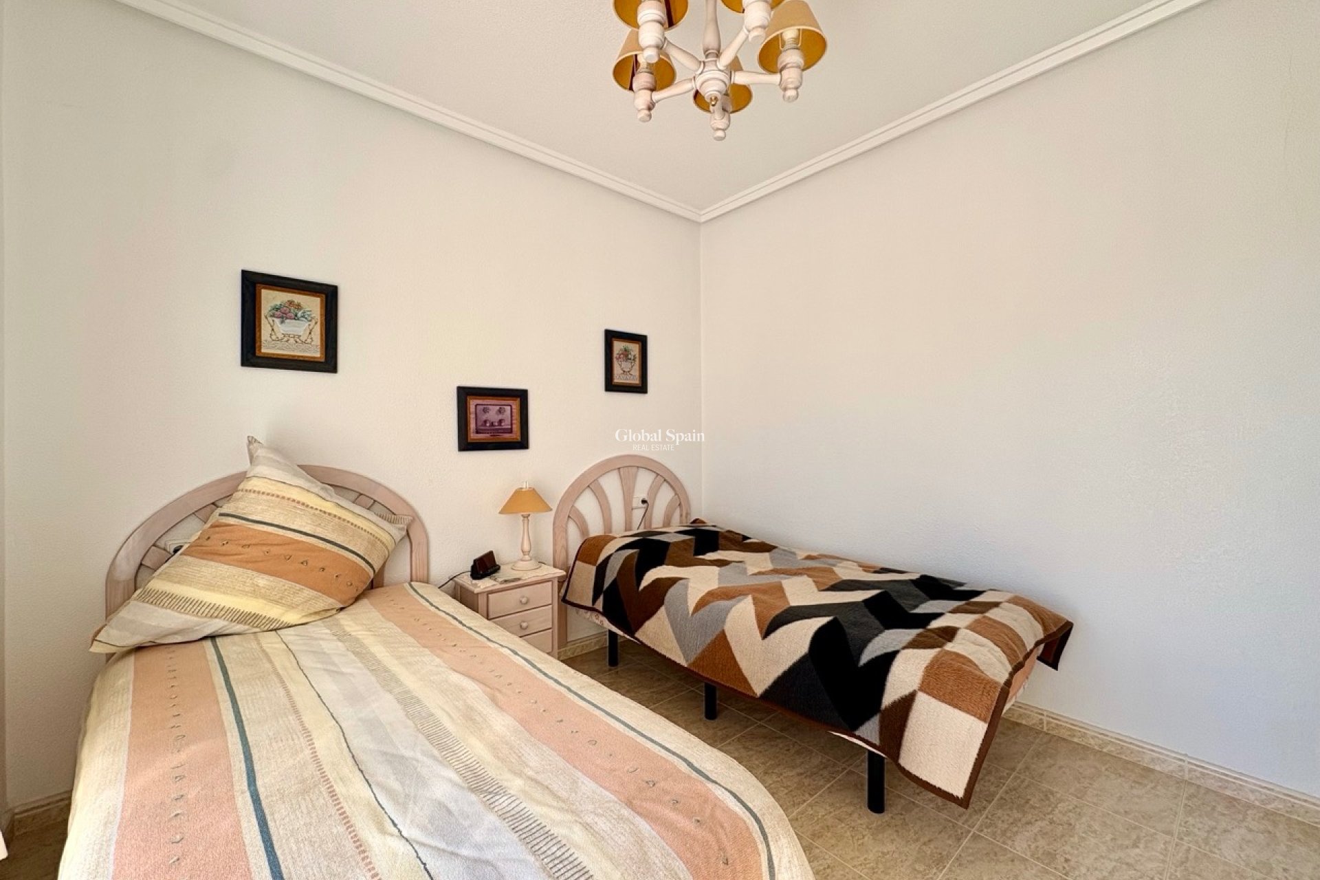 Resale - HOUSE -
ROJALES - Inland