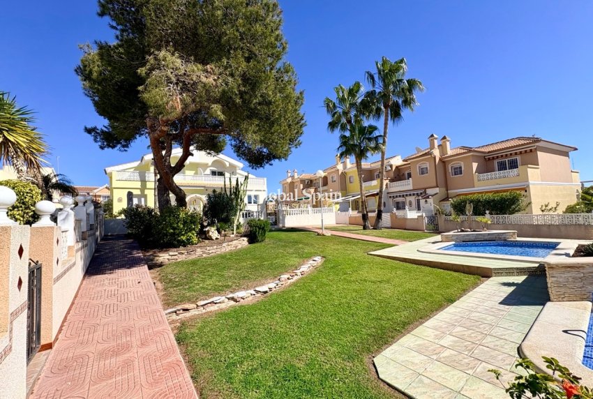 Resale - HOUSE -
ROJALES - Inland