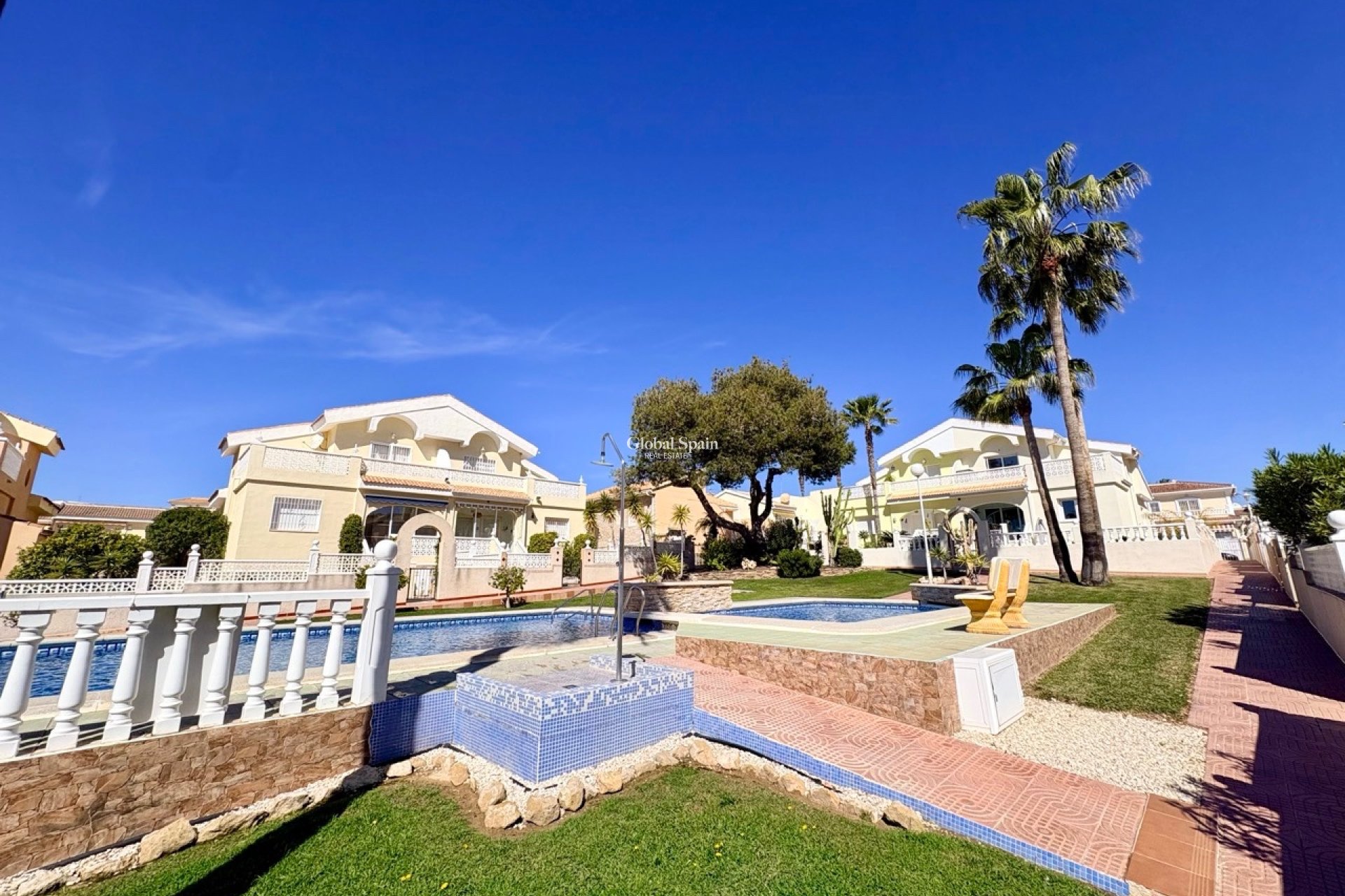 Resale - HOUSE -
ROJALES - Inland
