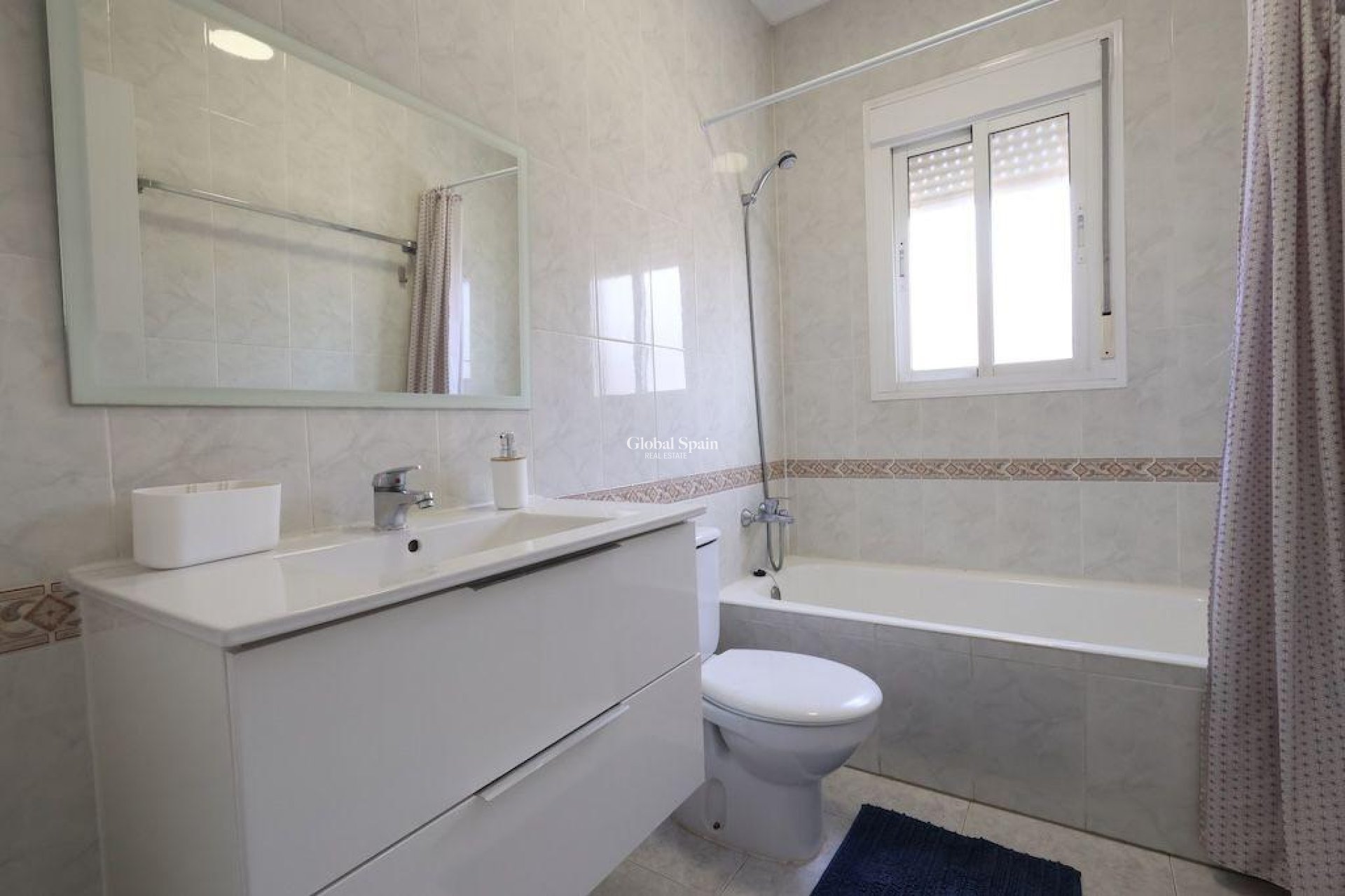 Resale - HOUSE -
ROJALES - Inland