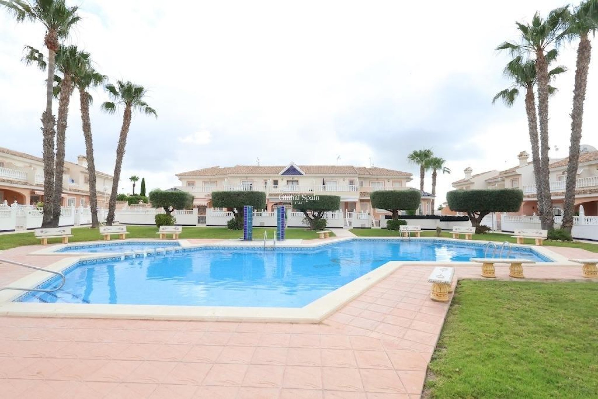 Resale - HOUSE -
ROJALES - Inland