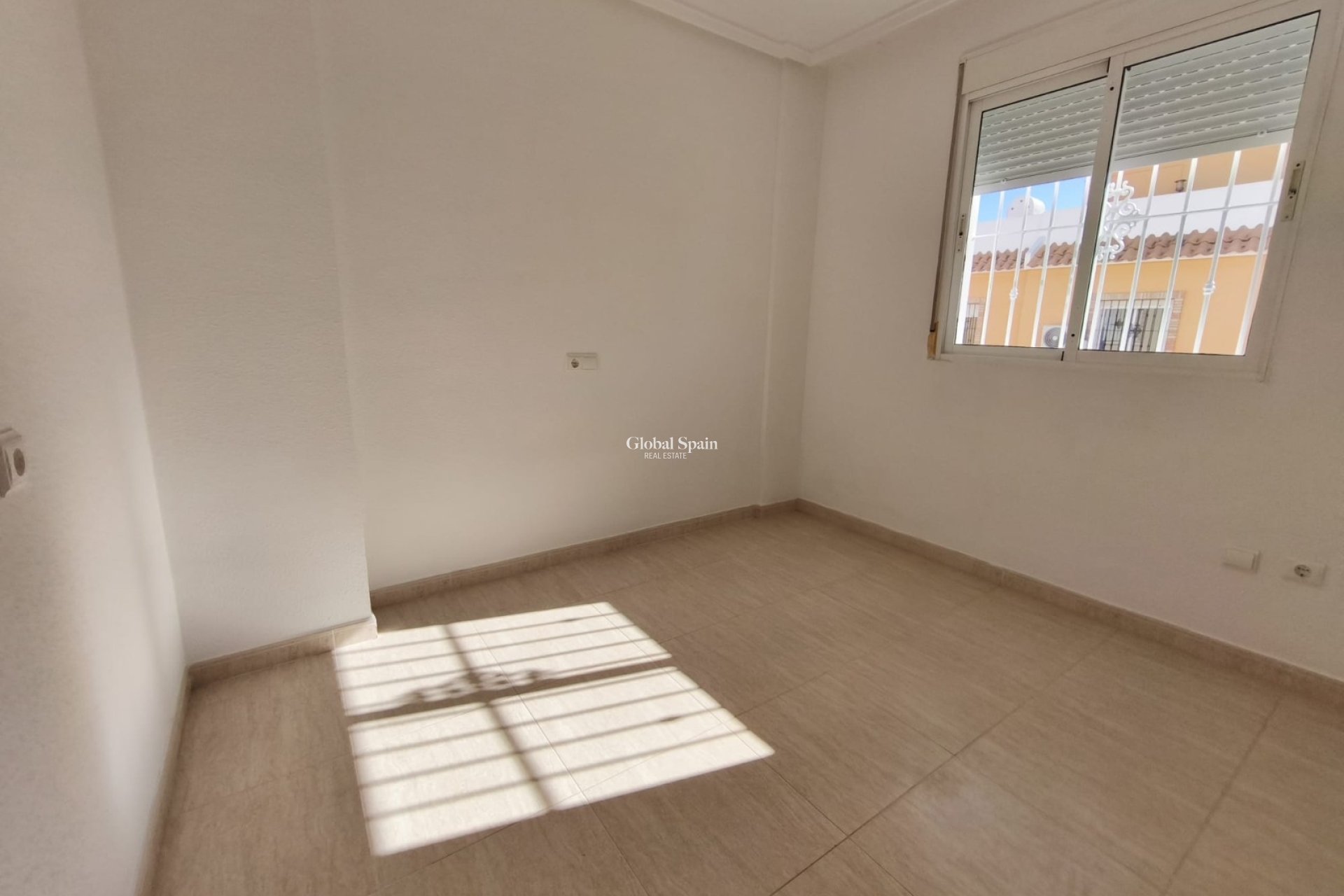 Resale - HOUSE -
ROJALES - Inland