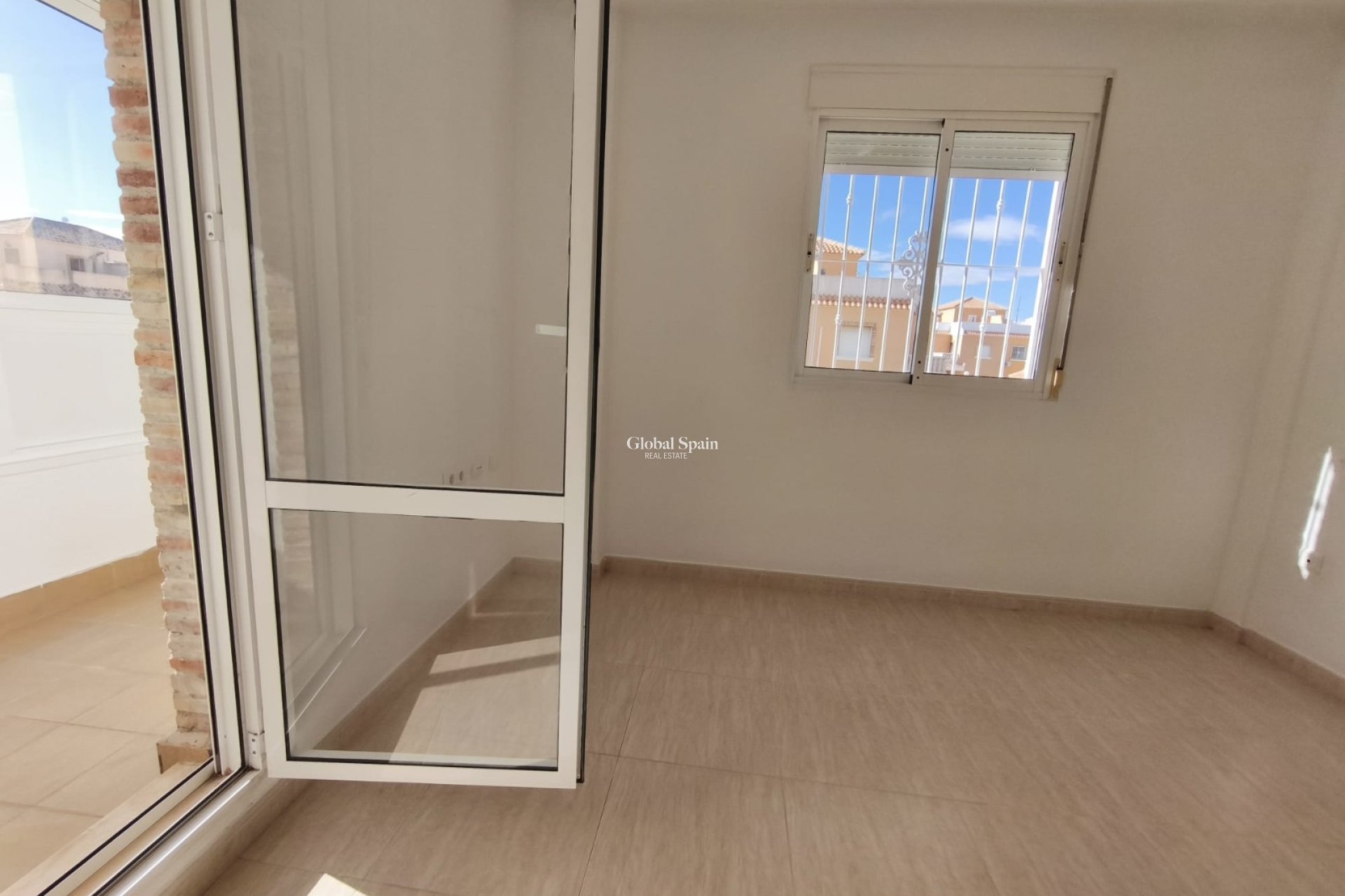 Resale - HOUSE -
ROJALES - Inland