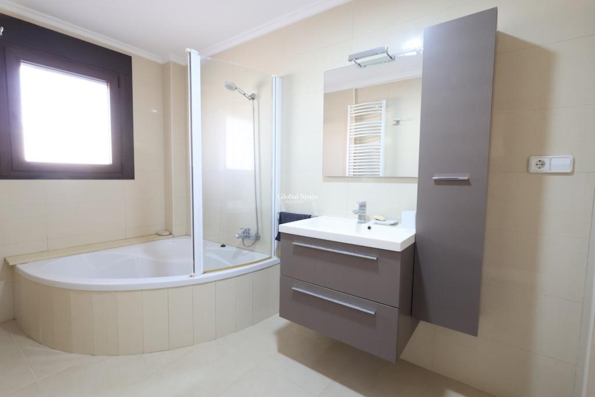 Resale - HOUSE -
ROJALES - Inland