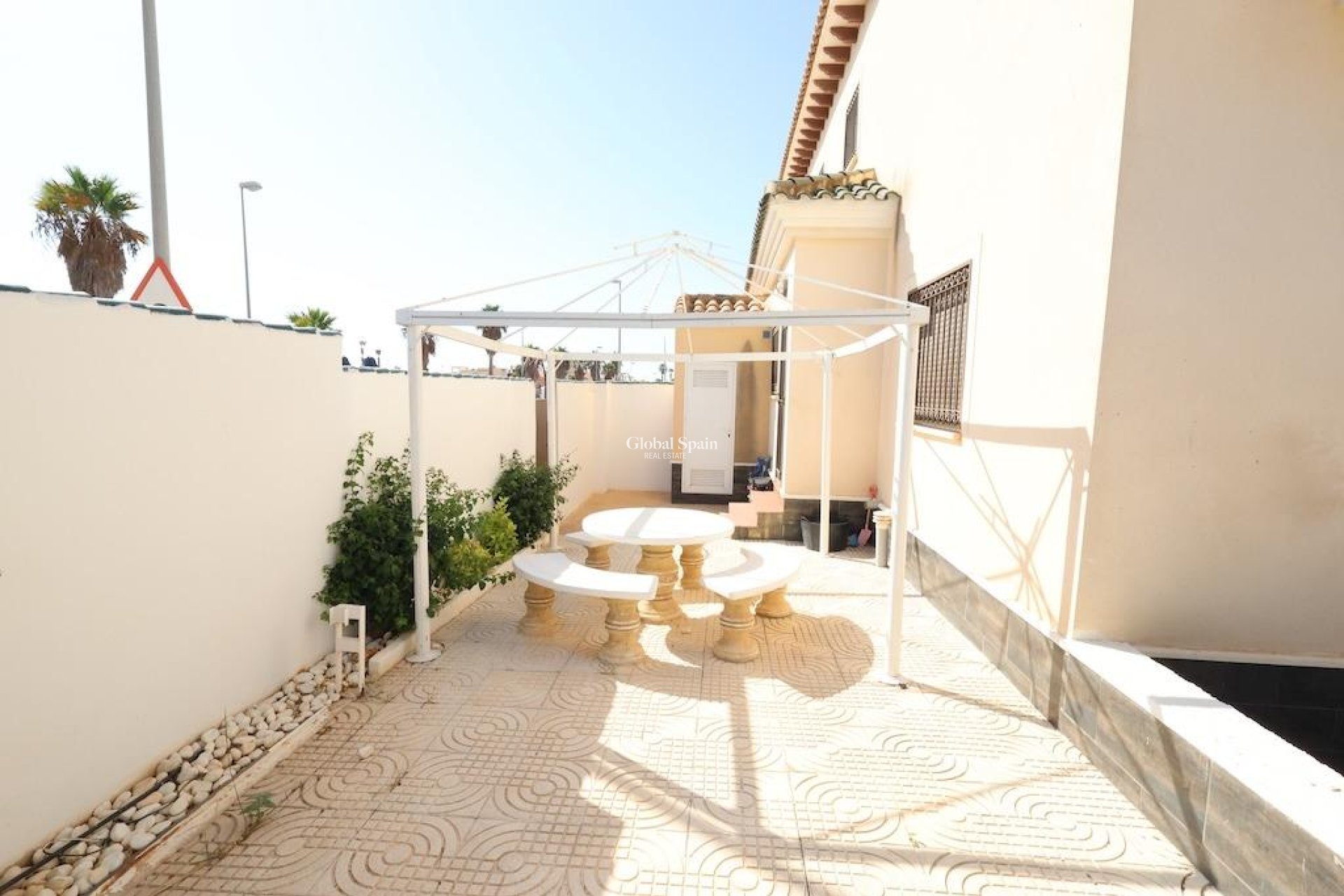 Resale - HOUSE -
ROJALES - Inland