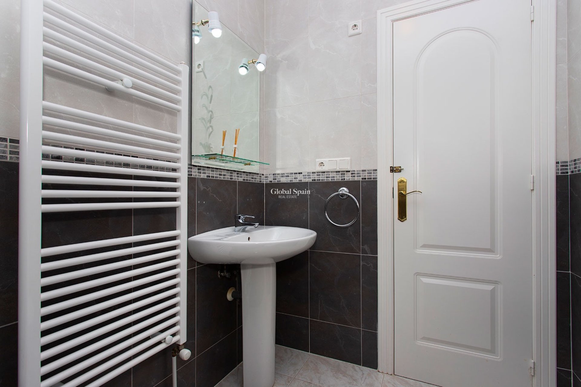 Resale - HOUSE -
ROJALES - Pueblo