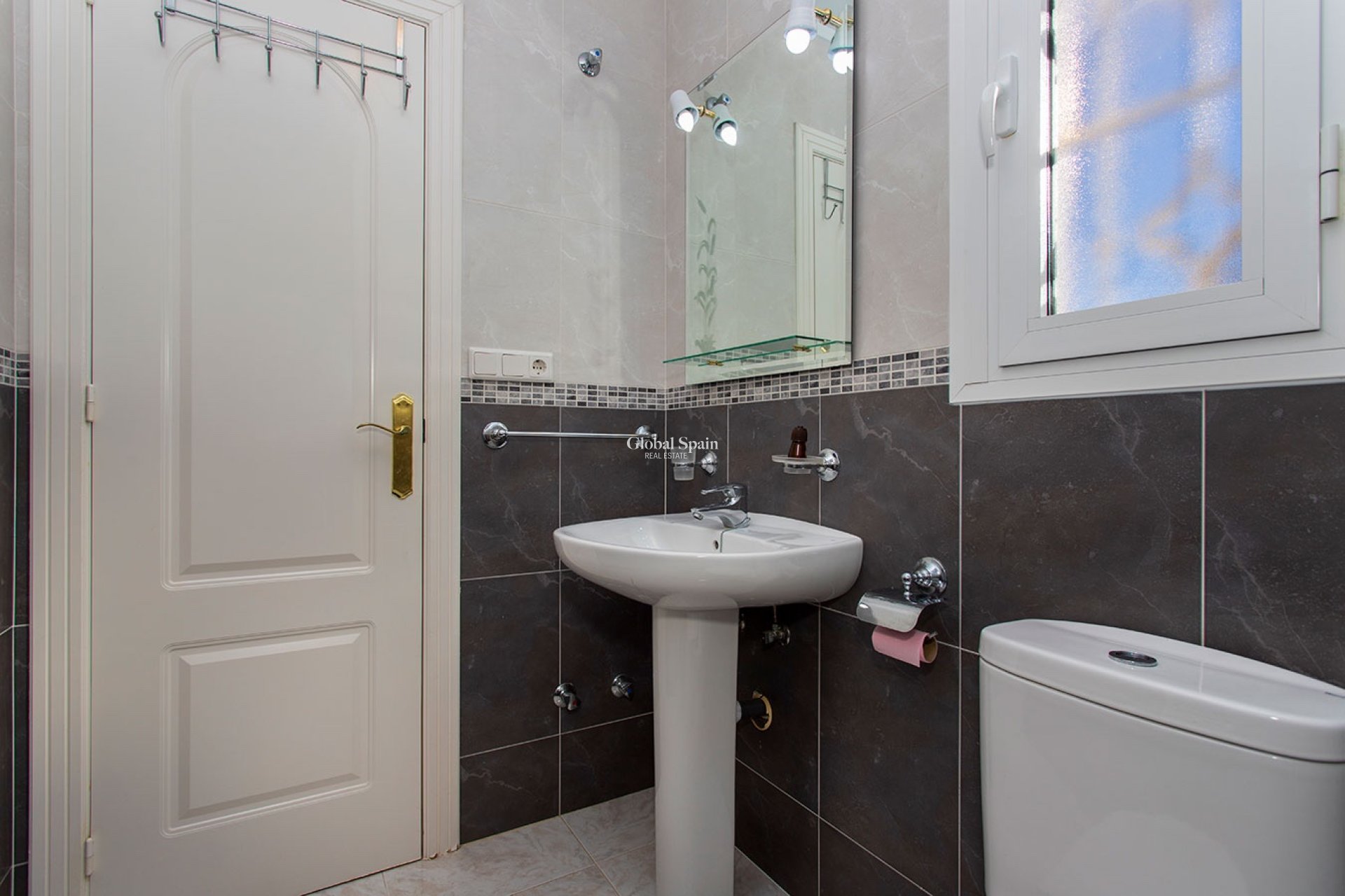 Resale - HOUSE -
ROJALES - Pueblo