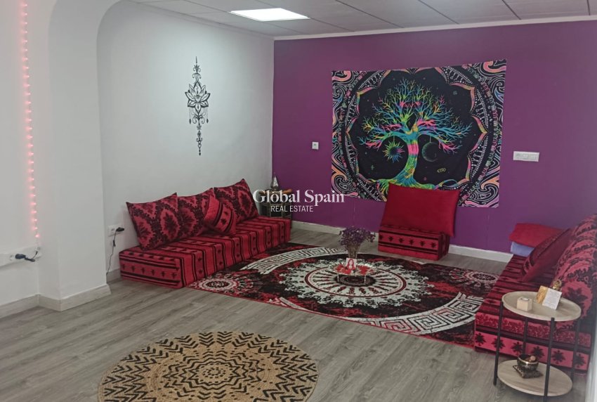 Resale - HOUSE -
SALINAS - Inland