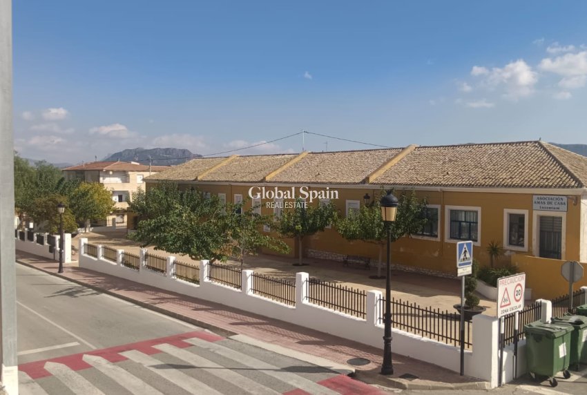 Resale - HOUSE -
SALINAS - Inland