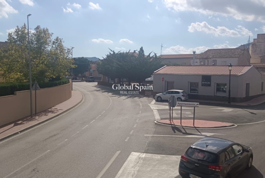 Resale - HOUSE -
SALINAS - Inland