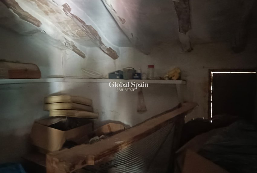 Resale - HOUSE -
SALINAS - Inland