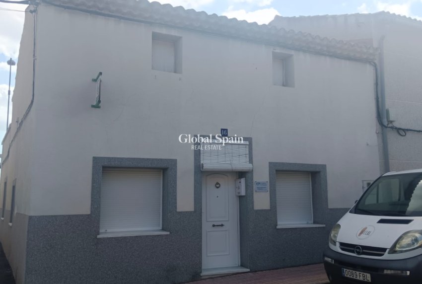 Resale - HOUSE -
SALINAS - Inland