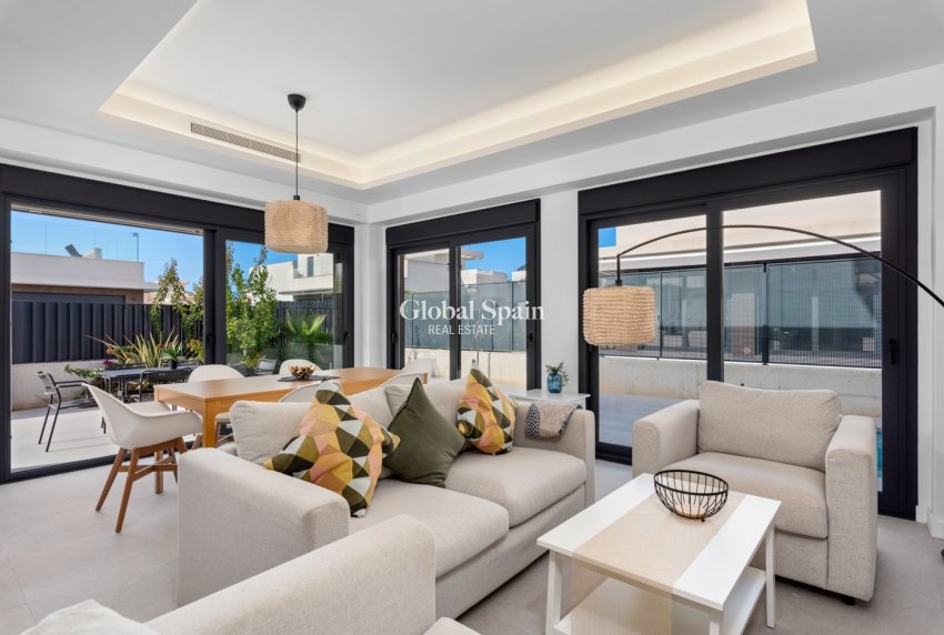Resale - HOUSE -
SAN FULGENCIO - LA MARINA