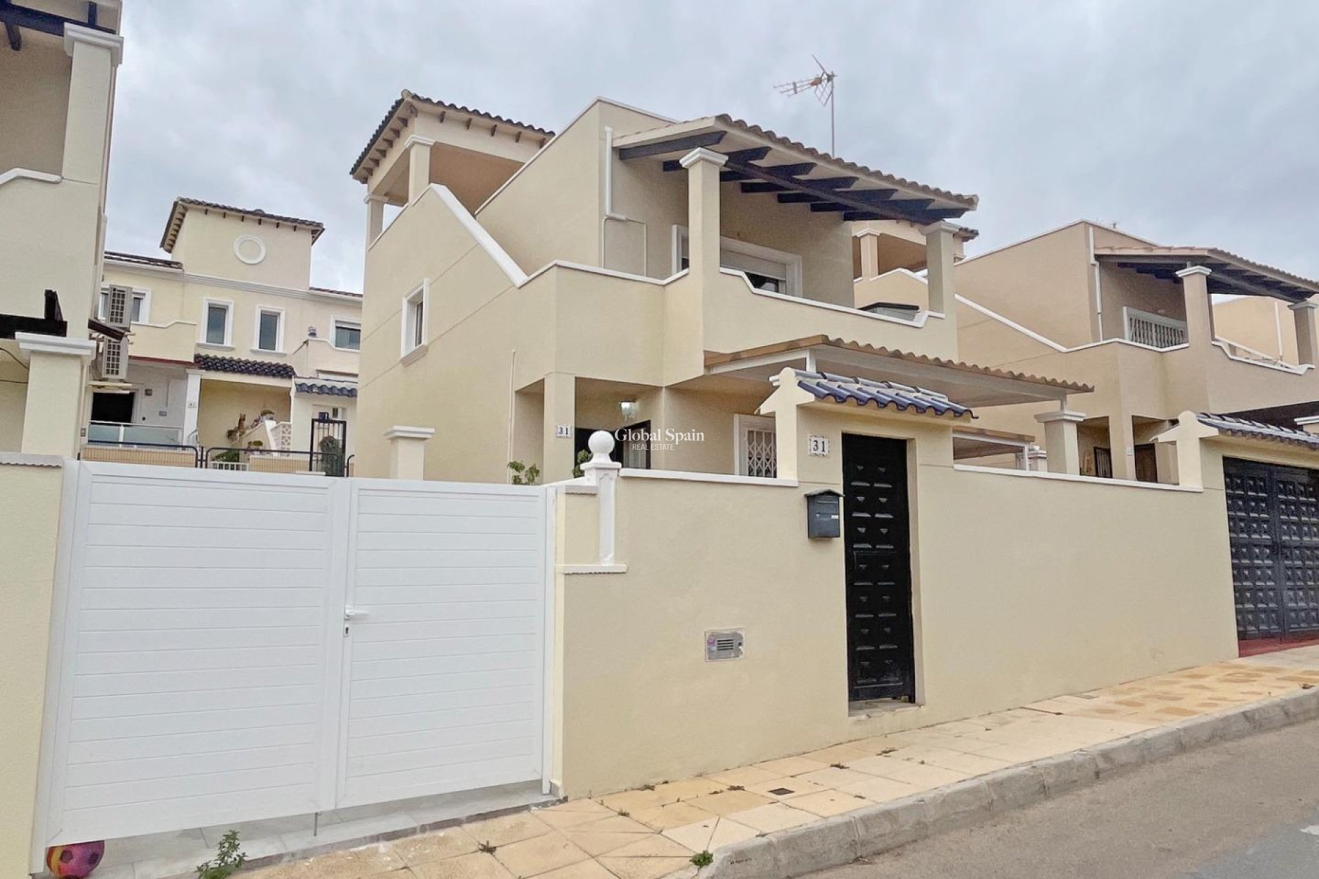 Resale - HOUSE -
SAN MIGUEL DE SALINAS - Las Filipinas