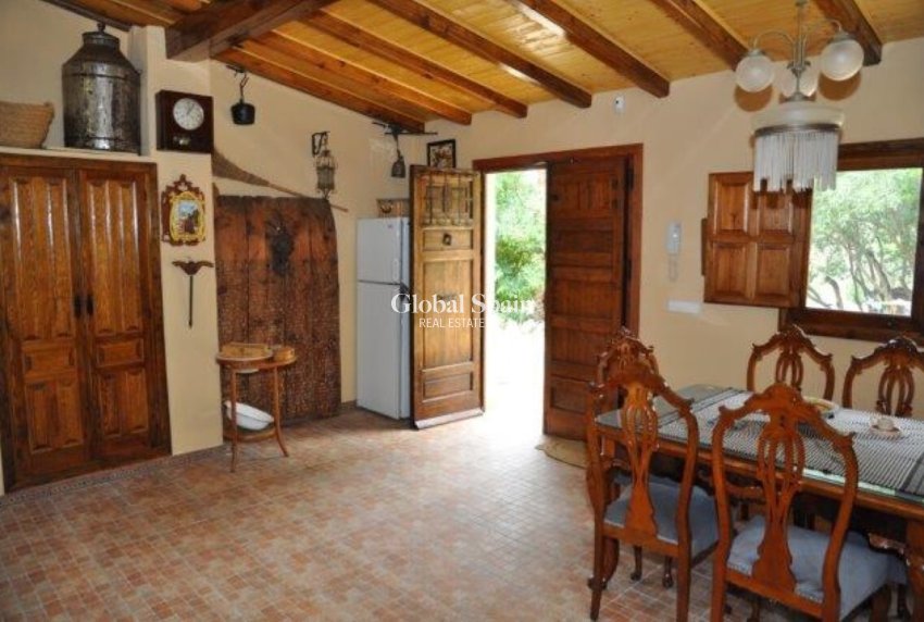 Resale - HOUSE -
TORREMANZANAS - Costa Blanca