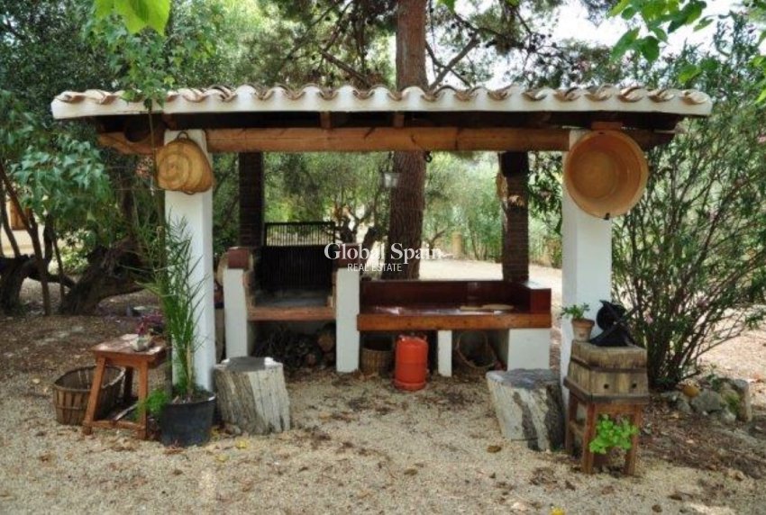 Resale - HOUSE -
TORREMANZANAS - Costa Blanca