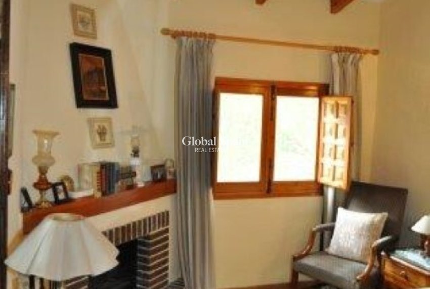 Resale - HOUSE -
TORREMANZANAS - Costa Blanca