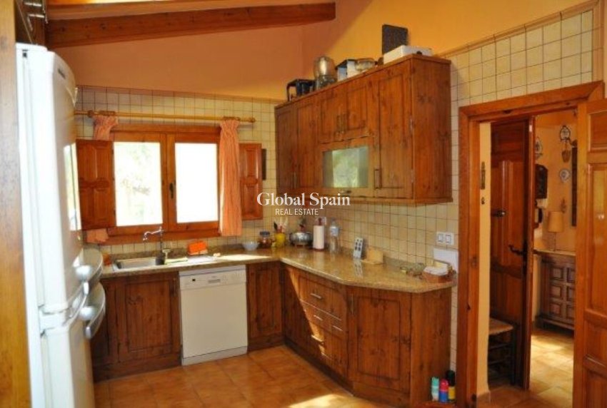 Resale - HOUSE -
TORREMANZANAS - Costa Blanca