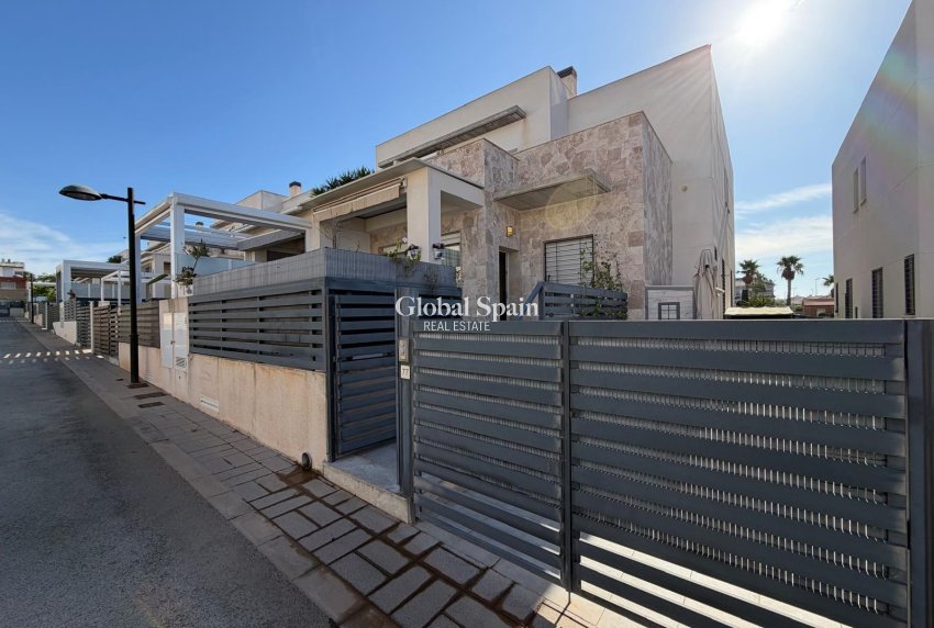 Resale - HOUSE -
TORREVIEJA - Aguas Nuevas