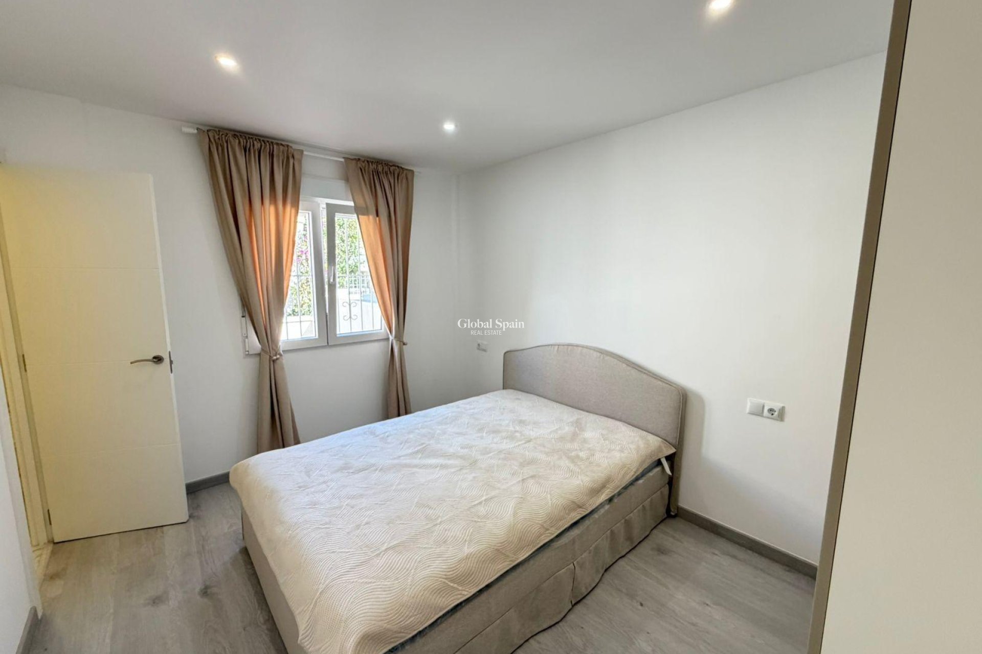 Resale - HOUSE -
TORREVIEJA - Cabo Cervera