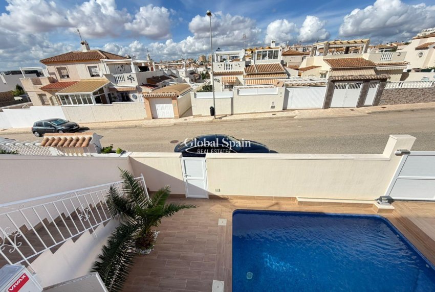 Resale - HOUSE -
TORREVIEJA - Cabo Cervera