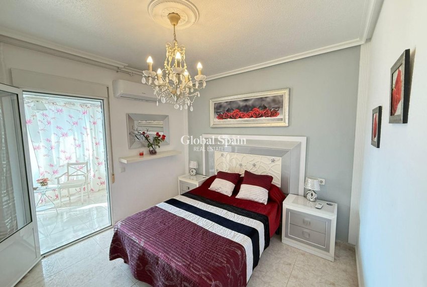 Resale - HOUSE -
TORREVIEJA - Calas blanca