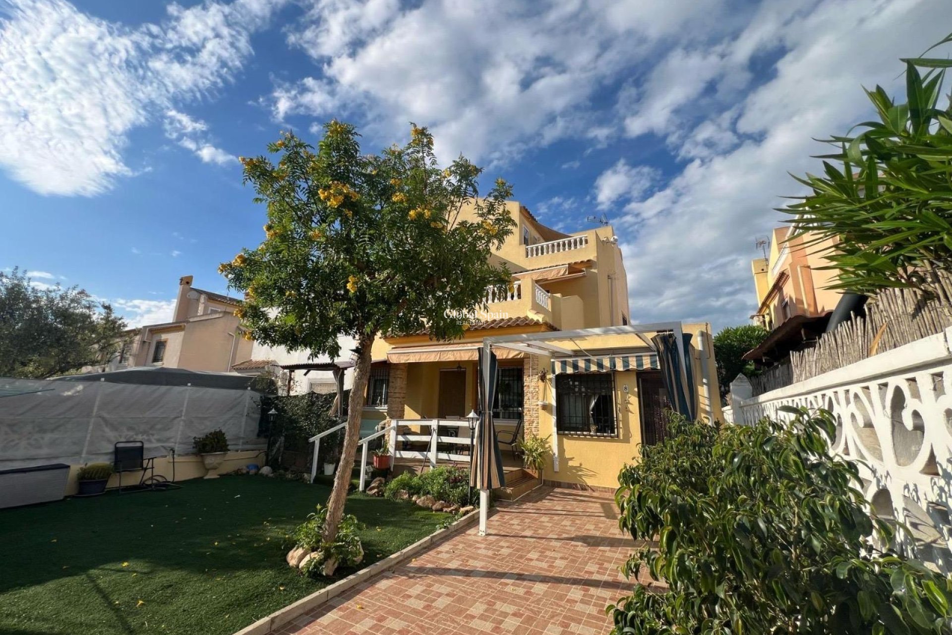 Resale - HOUSE -
TORREVIEJA - Calas blanca