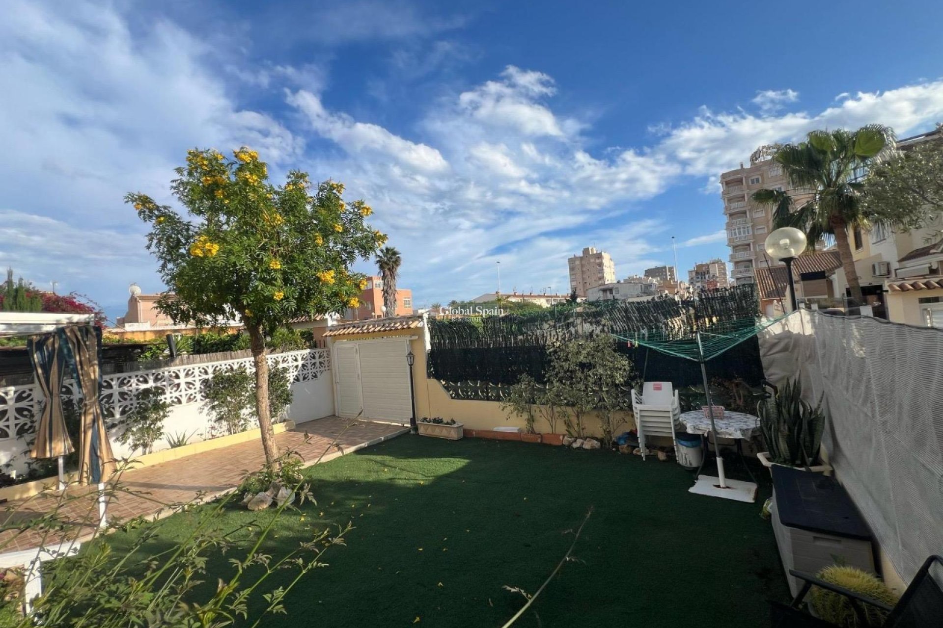 Resale - HOUSE -
TORREVIEJA - Calas blanca