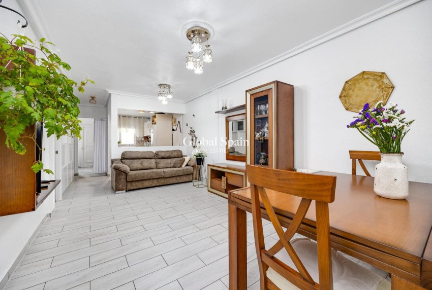 Resale - HOUSE -
TORREVIEJA - Calas blanca