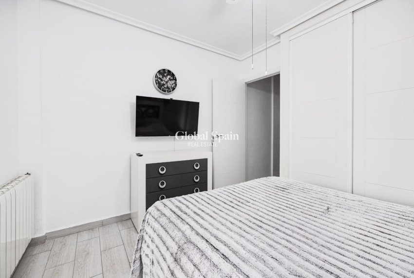 Resale - HOUSE -
TORREVIEJA - Calas blanca