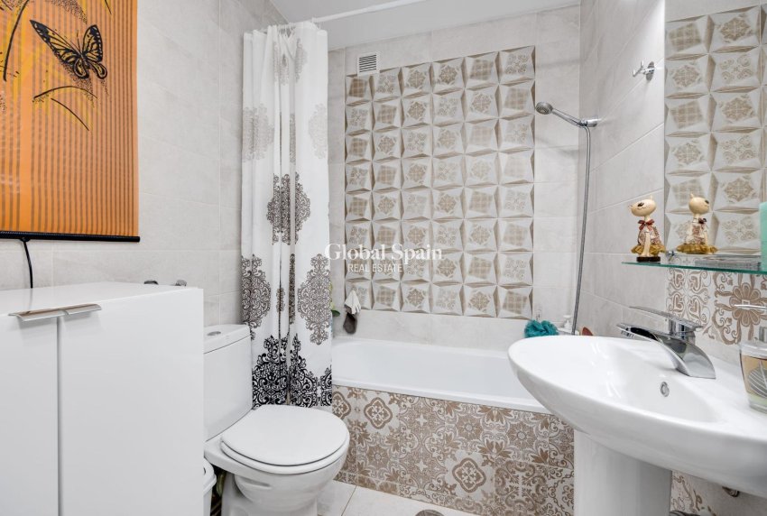 Resale - HOUSE -
TORREVIEJA - Calas blanca