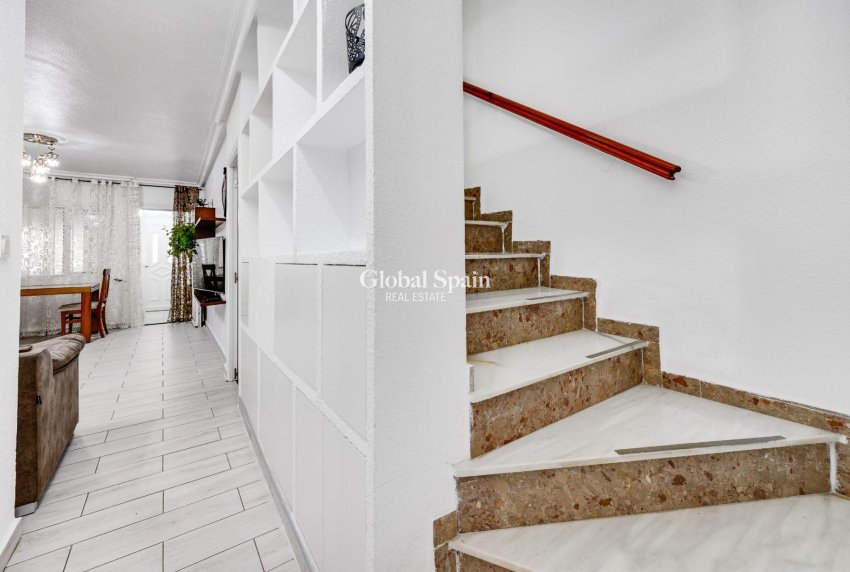 Resale - HOUSE -
TORREVIEJA - Calas blanca