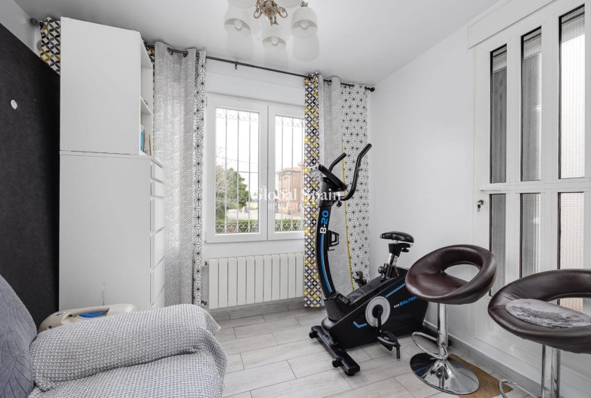 Resale - HOUSE -
TORREVIEJA - Calas blanca