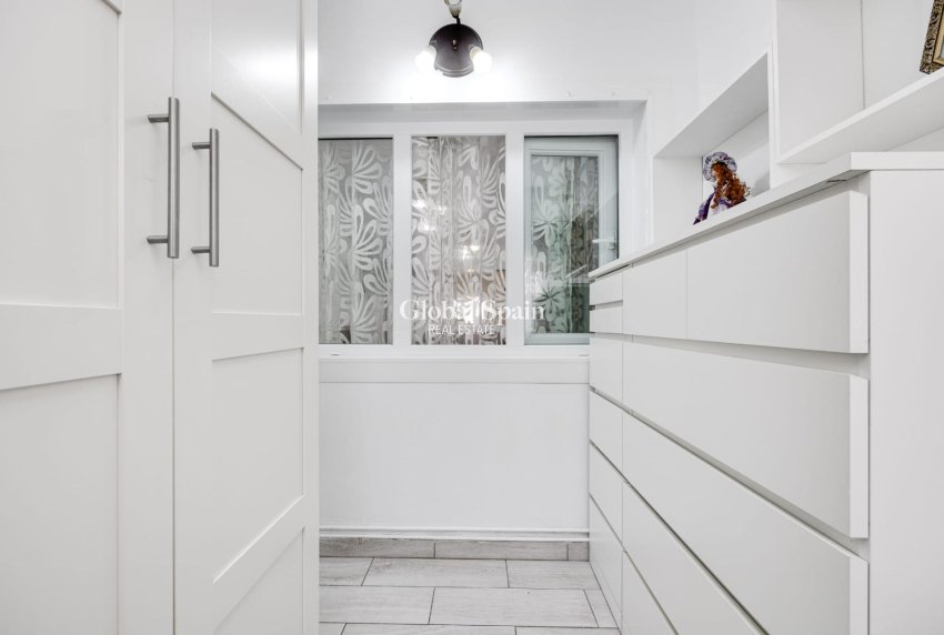 Resale - HOUSE -
TORREVIEJA - Calas blanca