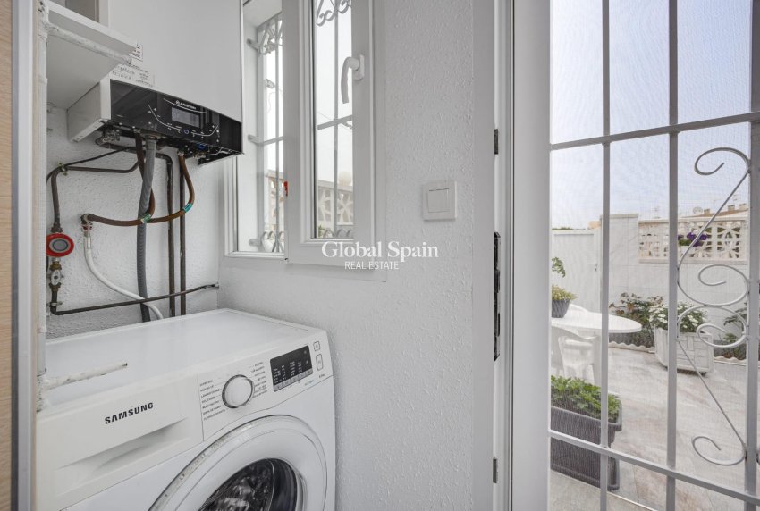 Resale - HOUSE -
TORREVIEJA - Calas blanca