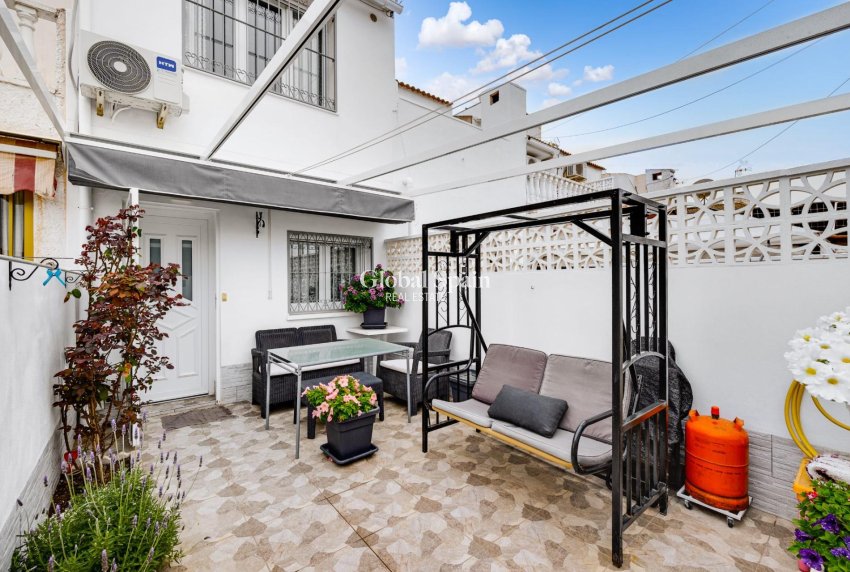 Resale - HOUSE -
TORREVIEJA - Calas blanca