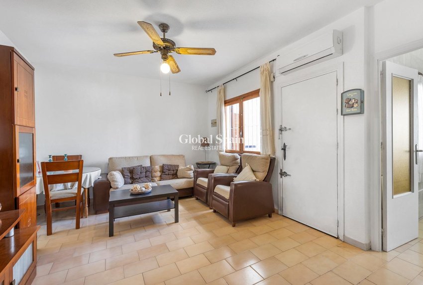 Resale - HOUSE -
TORREVIEJA - Calas blanca