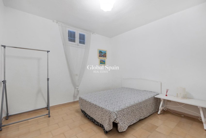 Resale - HOUSE -
TORREVIEJA - Calas blanca
