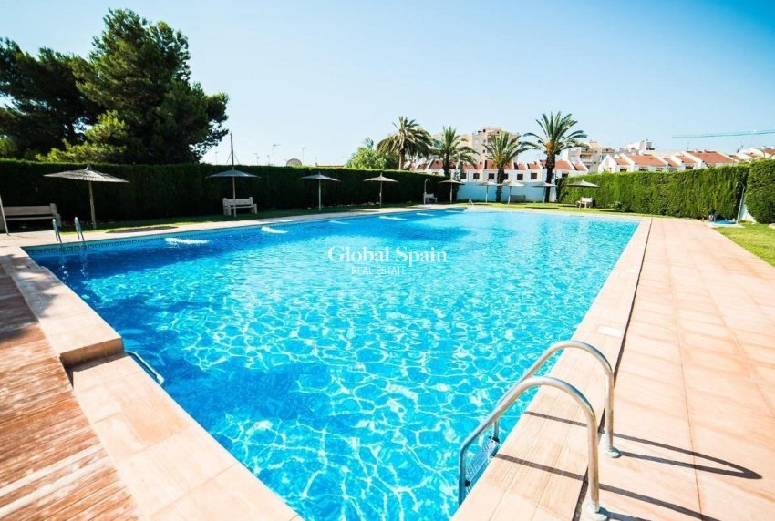 Resale - HOUSE -
TORREVIEJA - Calas blanca